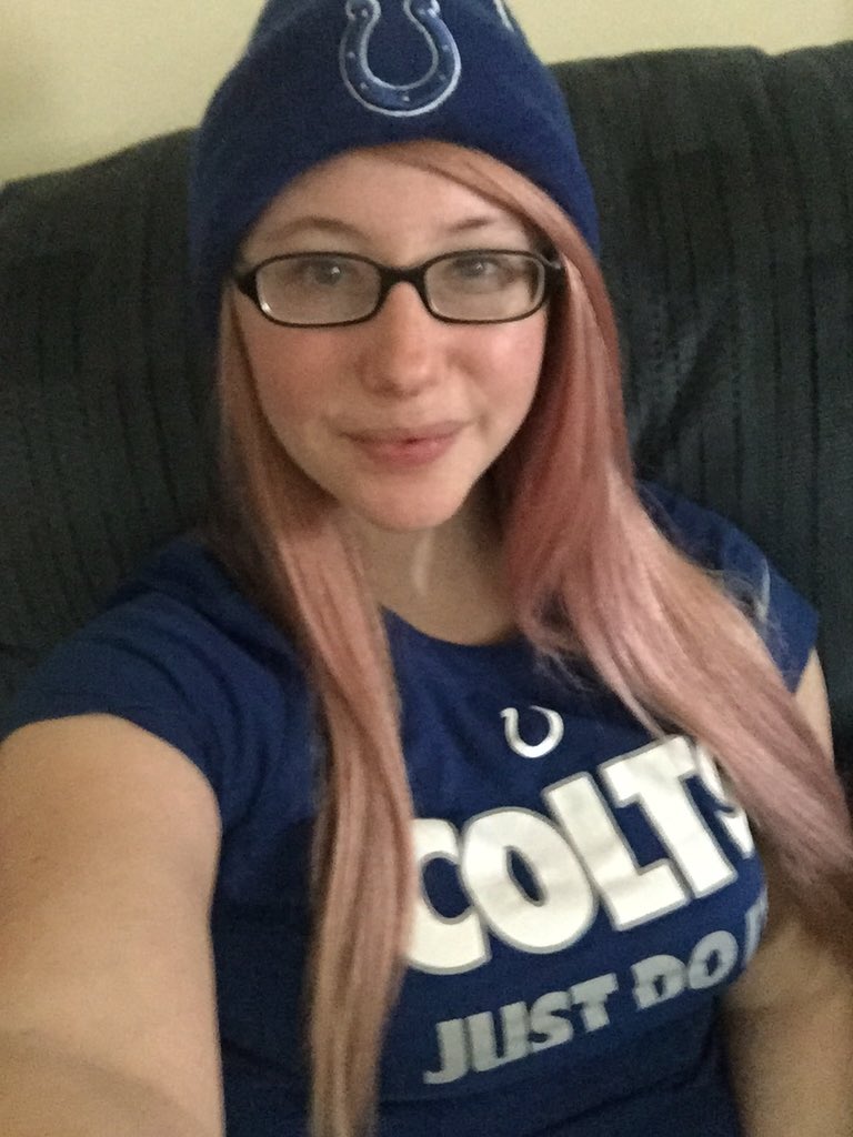 nessa__monsta's tweet photo. #Colts #justdoit #gameon #projector #90inchscreen #budlight #coltsswag https://t.co/qpPKDisf5W