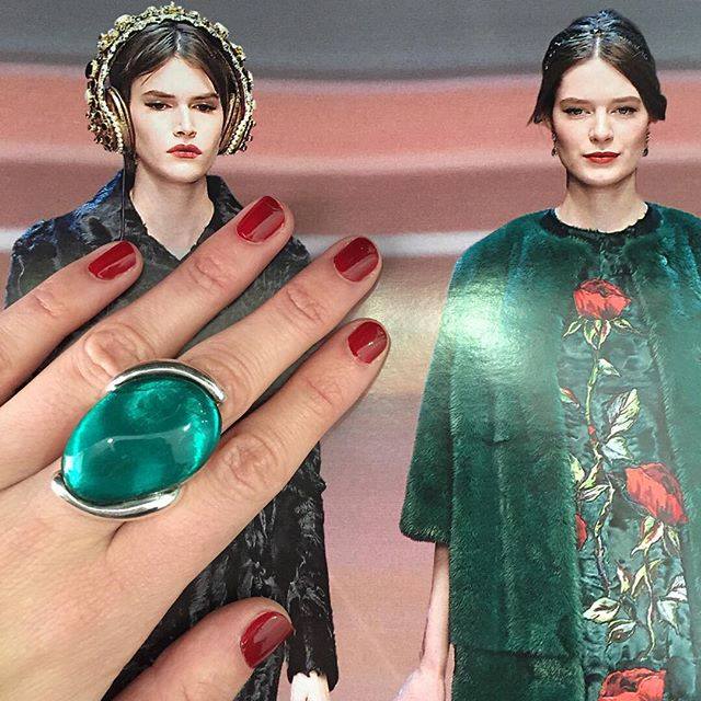 hadascalatayud's tweet photo. ¿Un plan perfecto para esta tarde? Un café, una revista de moda... (Anillo de #Ciclón) https://t.co/hdsWZvoX0M
