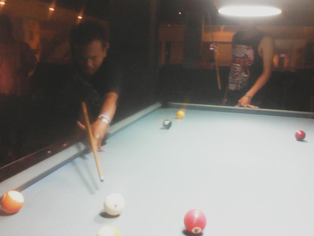 ChupsGazzpoll's tweet photo. NYODOK BIAR GA GALAU!!! tenangkan dengan BEER se POCI gede w/kakak kakak dan may bespren @ShootersBilyard @Lcksquare https://t.co/JrbSERg4Vr