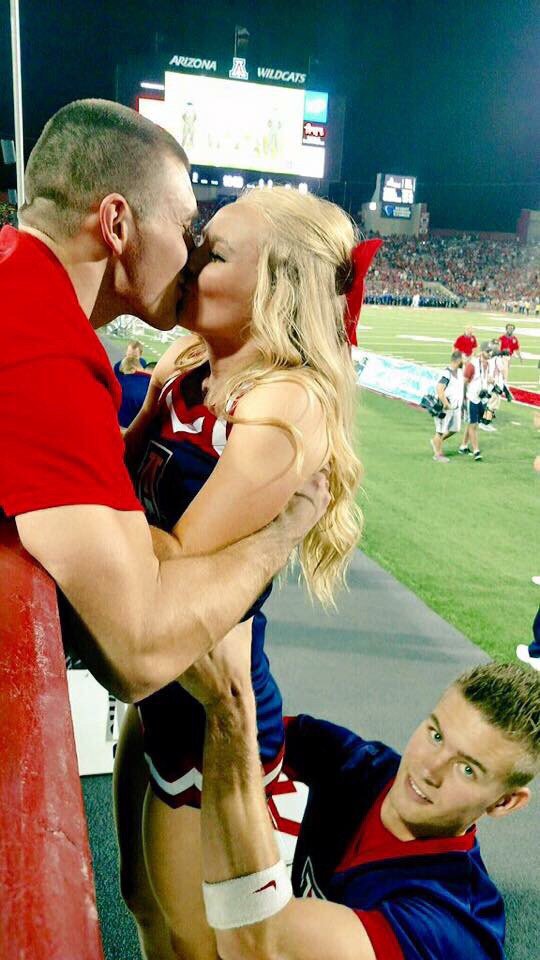MensHumor's tweet photo. Wow. This is really being stuck in the friend zone. https://t.co/gSyRCixQeD