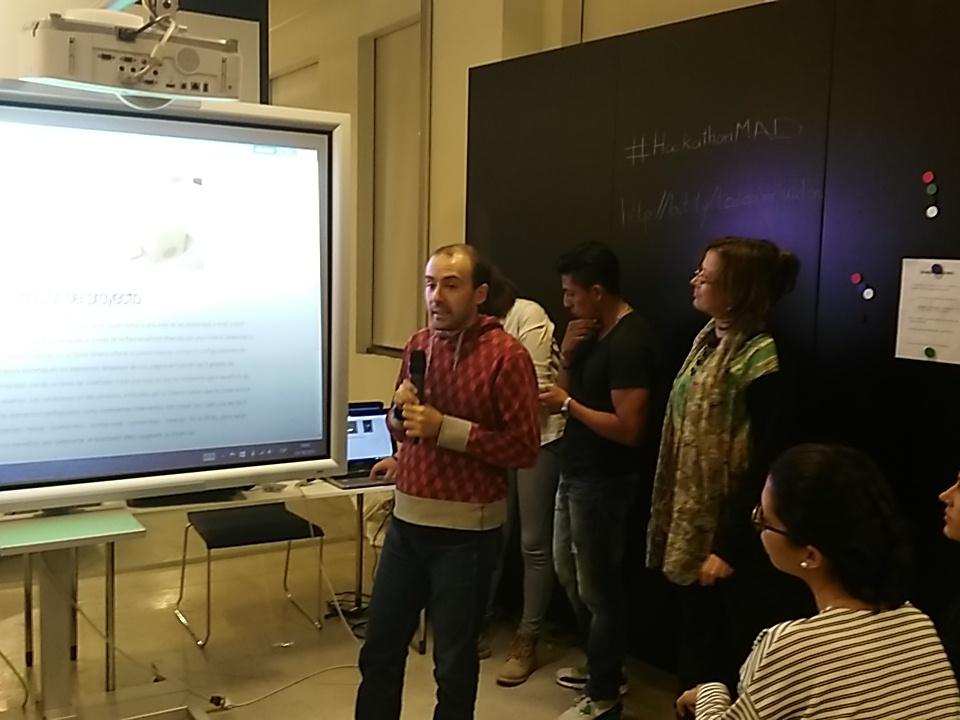 fundacionTef's tweet photo. El equipo morado presenta 'LuxJS', una librería para programadores creada con diferentes sensores #HackathonMAD https://t.co/kVCcSYjDrg