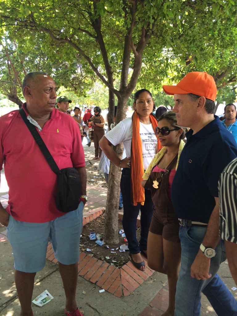 PrensaFranco's tweet photo. @FrancoOvalle visita los diferentes puestos de votación de @ValIedupar_ https://t.co/KD1nRuD6td