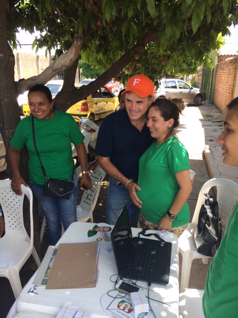 PrensaFranco's tweet photo. @FrancoOvalle visita los diferentes puestos de votación de @ValIedupar_ https://t.co/KD1nRuD6td