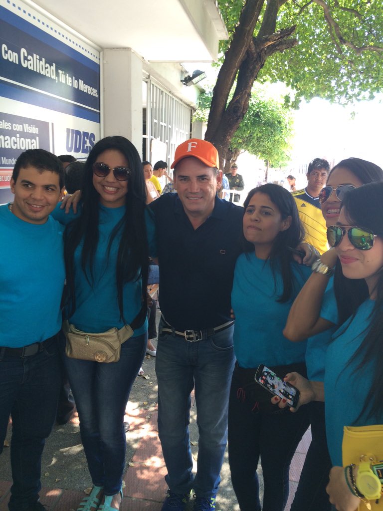 PrensaFranco's tweet photo. @FrancoOvalle visita los diferentes puestos de votación de @ValIedupar_ https://t.co/KD1nRuD6td