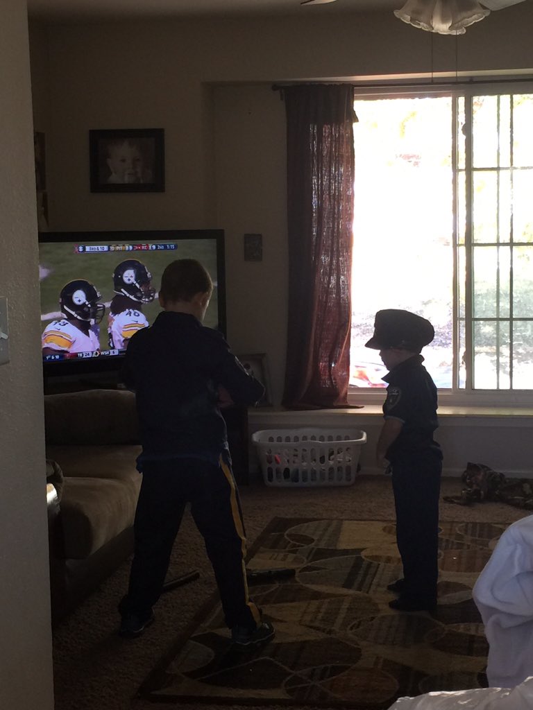 Lewis060812's tweet photo. @kcpolice they said there getting ready for their shift tonight. Lol #TrunkOrTreat https://t.co/Vk9dXG3XZq
