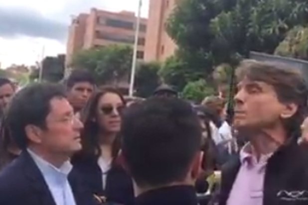 lafm's tweet photo. [Video] Increpan a Pacho Santos por estar cerca de un puesto de votación https://t.co/srVQZOzKUq #OigoLAFm https://t.co/2KkYK4YP9E