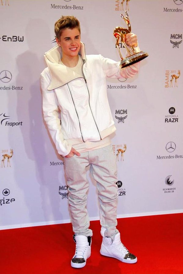 InformeTTs's tweet photo. VOTEJustinBieberEMA - Fãs de @justinbieber sobem a tag e querem que o ídolo ganhe o prêmio! https://t.co/ZiqfeXr0F0