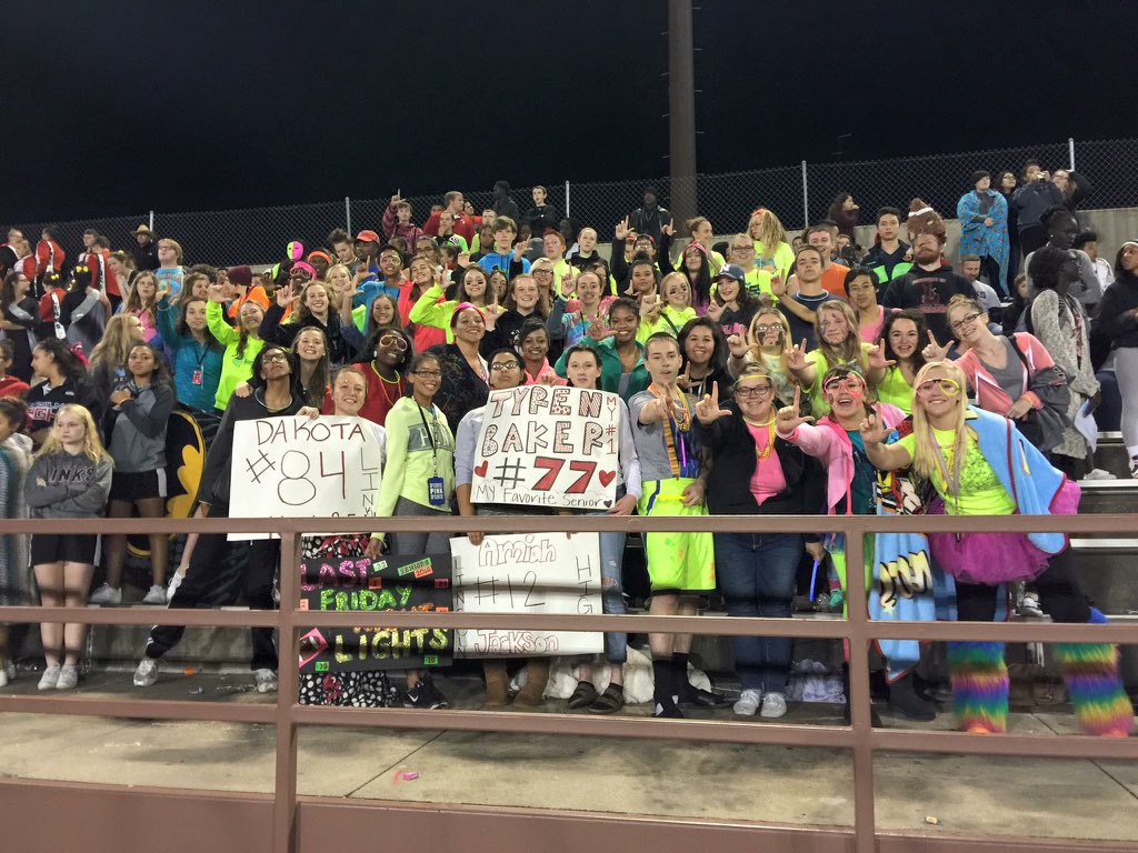 mackenz1e_h's tweet photo. I'm sure gonna miss this.. ⛓❤️ #StudentSectionGoals https://t.co/wpXJKYJviC