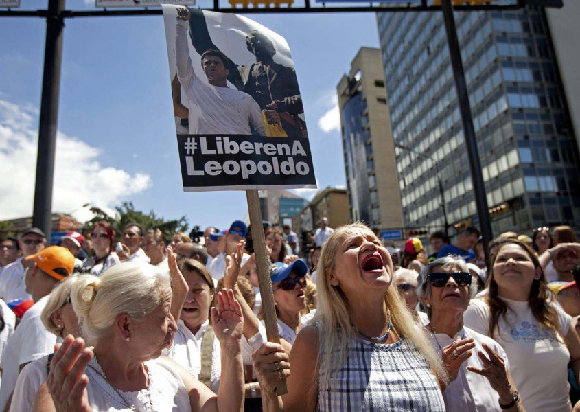 DolarToday's tweet photo. ¡NI UN DÍA MÁS! El mundo exige la libertad inmediata de Leopoldo López  -► https://t.co/A2n5lHPBxc https://t.co/jkcPKhjnOJ