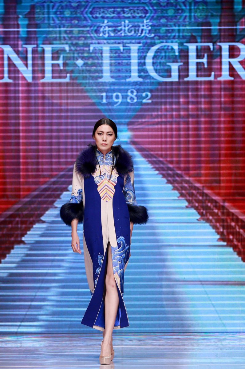 XHespanol's tweet photo. Modelos presentan creaciones de la colección de alta costura #NETIGER durante la #SemanadelaModadeChina #Beijing https://t.co/W4NVYDb930