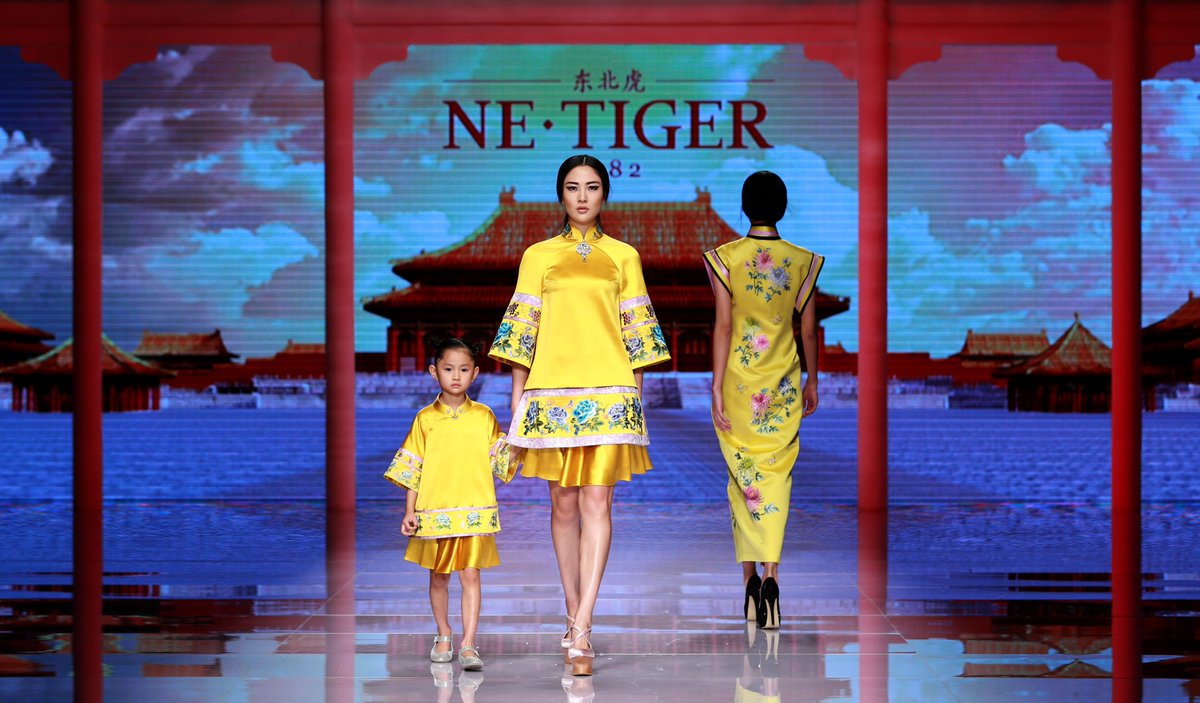 XHespanol's tweet photo. Modelos presentan creaciones de la colección de alta costura #NETIGER durante la #SemanadelaModadeChina #Beijing https://t.co/W4NVYDb930