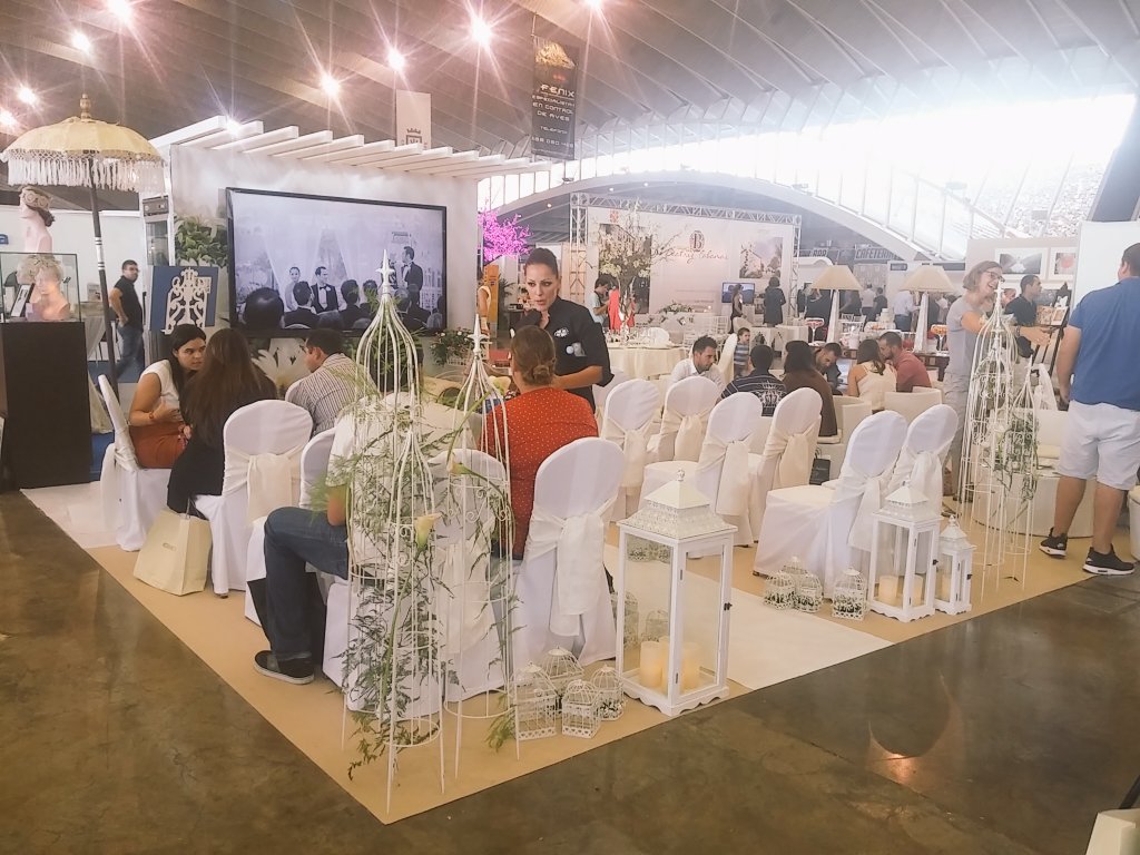 recintoferialtf's tweet photo. Gran detalle de @beatrizhoteles de agasajar a los futuros novios mientras esperan !!! #Feboda2015 #Feboda https://t.co/Bey8GZIQfM