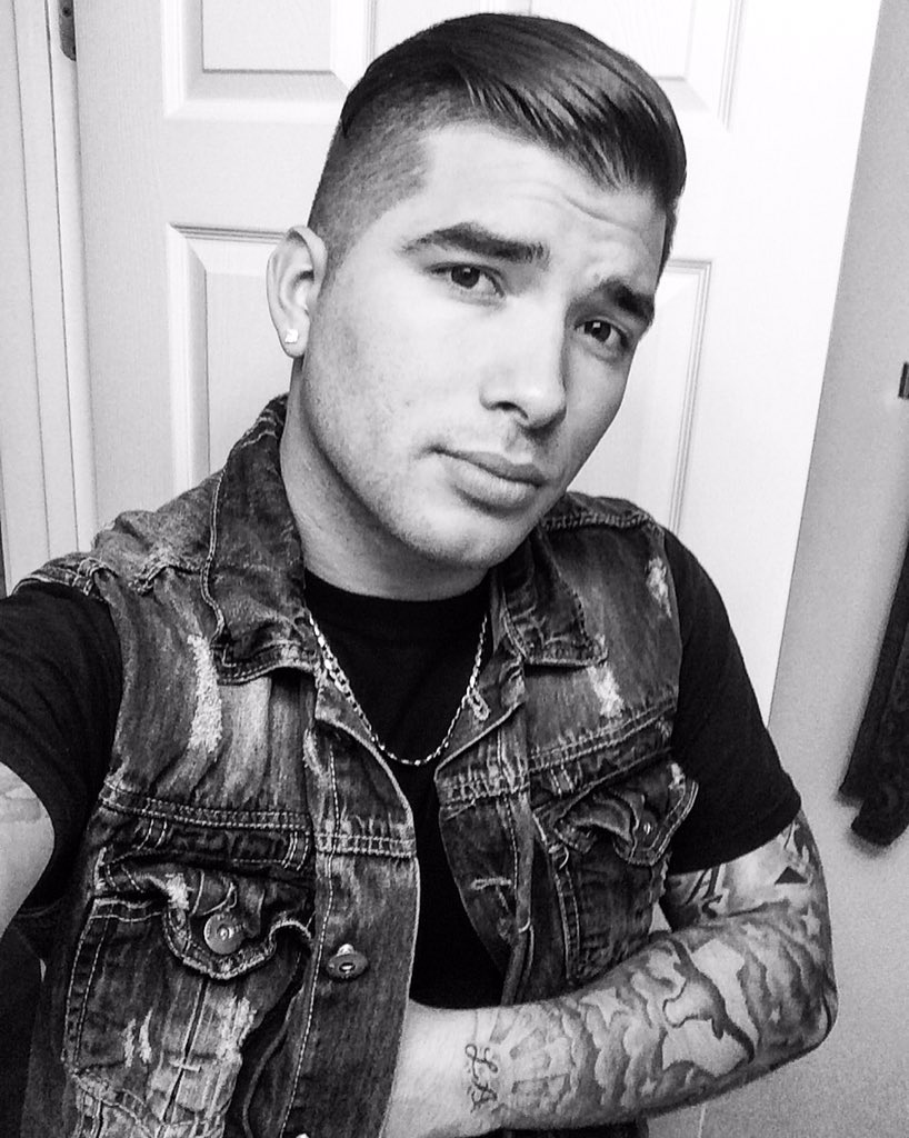 FlyboyyReynolds's tweet photo. Before the Halloween party last night. https://t.co/rJ0xzXu2oF