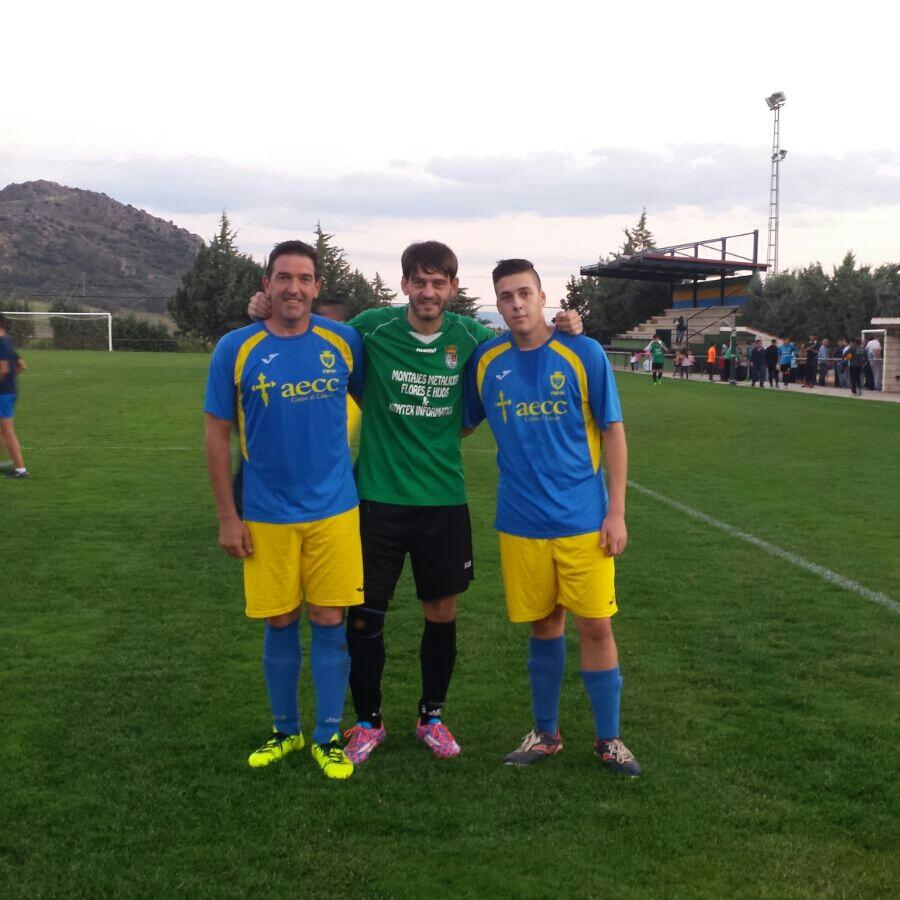 JAGR79's tweet photo. Victoria 2-1 frente a un gran equipo q venia como líder Fuenlabrada. Un privilegio jugar frente a padre e hijo(foto) https://t.co/5NKhXtZ0We