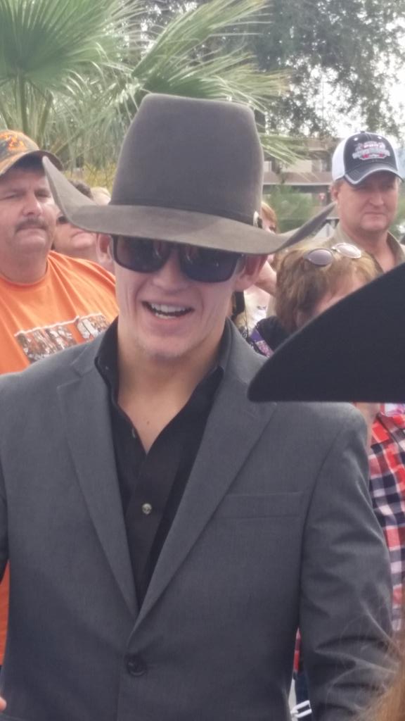 <a href="/Gage_Gay94/">🤔🤚</a> and <a href="/MlaneMl/">Michael lane</a> walking the blue carpet and meeting fans! #PBRFINALS <a href="/PBR/">PBR</a>