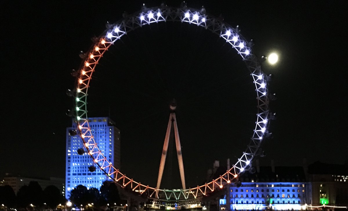 rugbyworldcup's tweet photo. The @CocaCola_GB @TheLondonEye is now lit in #NZL &amp; #AUS colours ahead of the #RWC2015 Final https://t.co/O6emAKECmv