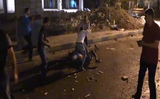 sendika_org's tweet photo. İzmir: Oğlunun cansız bedenini linçten koruyan babaya dava açıldı https://t.co/j9MyE3N3GD https://t.co/MuKCnv7s8k