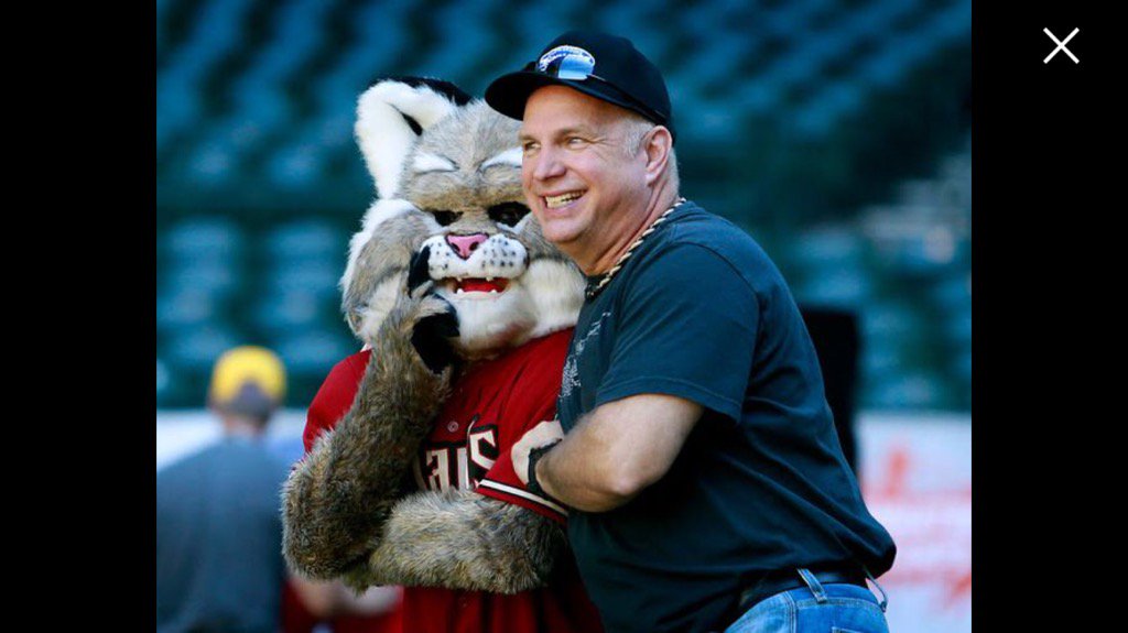 DbacksBaxter's tweet photo. I'd say @garthbrooks has a new favorite @MLB mascot how about you? #GARTHinPHOENIX https://t.co/vTuK610Npc