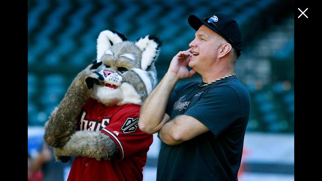 DbacksBaxter's tweet photo. I'd say @garthbrooks has a new favorite @MLB mascot how about you? #GARTHinPHOENIX https://t.co/vTuK610Npc