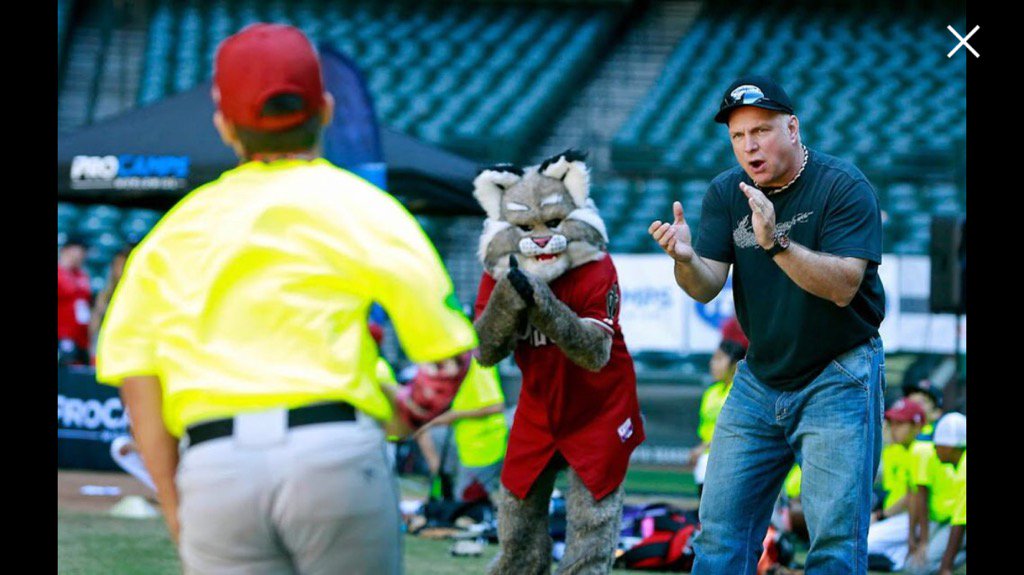 DbacksBaxter's tweet photo. I'd say @garthbrooks has a new favorite @MLB mascot how about you? #GARTHinPHOENIX https://t.co/vTuK610Npc