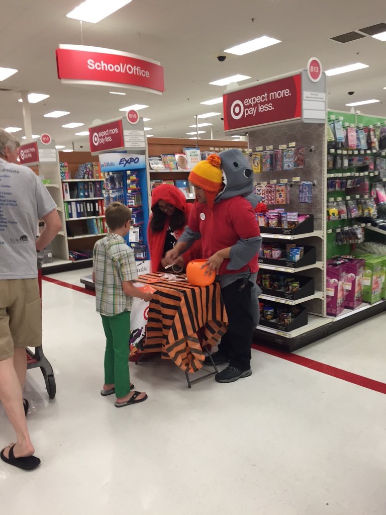 MeredithlLewis's tweet photo. What an Awesome event. Target #Spooktacular trick or treat! @CynthRobles @RaquelSapphire @meladam2122  #T0230🍊🎯 https://t.co/kiCh9qDsML