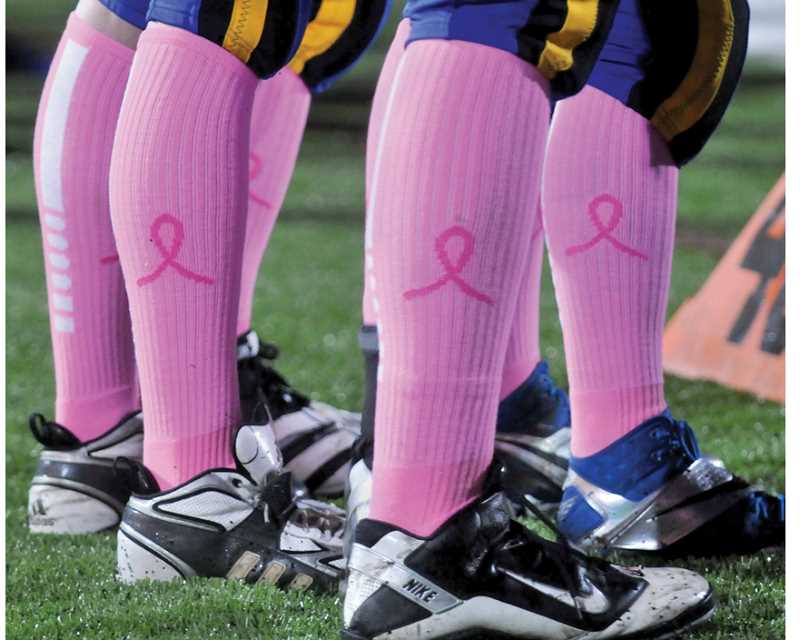 889Noticias's tweet image. Juegan fútbol americano contra el #CánceDeMama. 
bit.ly/1Grpqzk