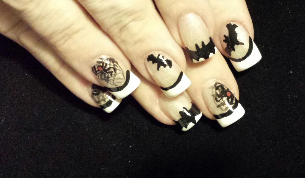 kmlcrafts's tweet photo. Halloween nails! Bats &amp; spiders on a white French. Inspired by Robin Moses. #creativeclaws #robinmosesnailart https://t.co/JKYeJmWuVa