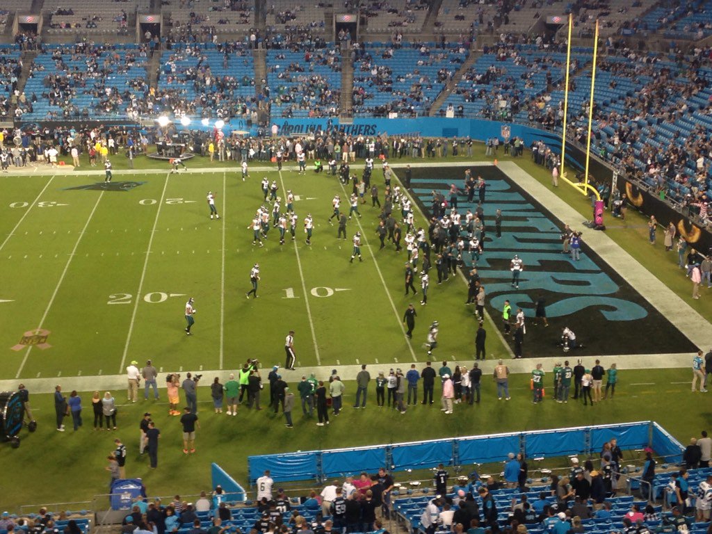 JClarkNBCS's tweet photo. Eagles warming up. When Birds rush for 100 yards or more: 3-0. When rush for less than 100: 0-3. #Eagles #BirdGang https://t.co/efFCNHJYEL
