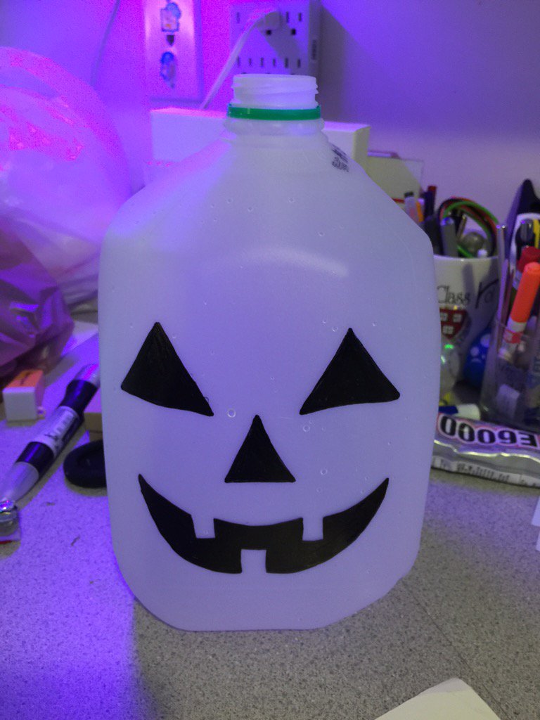 pumpkinbug's tweet photo. Mess-free Jack-o-lantern: sharpie empty water or milk gallon, insert glow sticks or other lights! https://t.co/7qKJP5kXx0