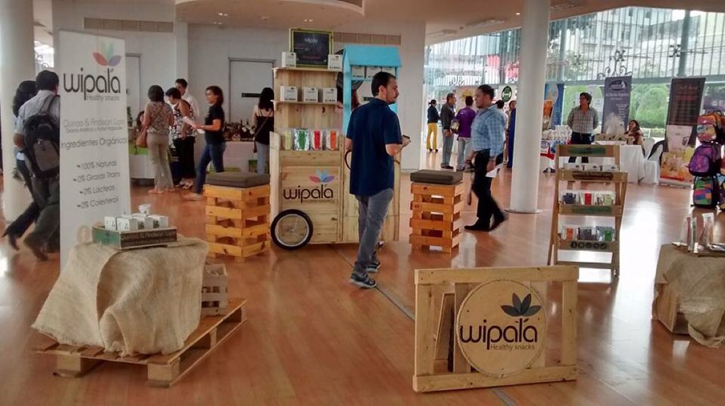 WipalaSnacks's tweet photo. Nuestro #EcoStand en los Premios #Origen593 representando la cat de Responsabilidad Social junto a @cosechaverdeec https://t.co/kKT6n4JJ2k