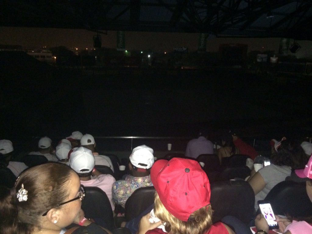 laurabonnellyv's tweet photo. Y la gente quedada en el #VIPclaro para no mojarse 🙈👀 No entiendo como en un estadio de este nivel no hay planta 😱😱😓 https://t.co/dgKD4Ck53i