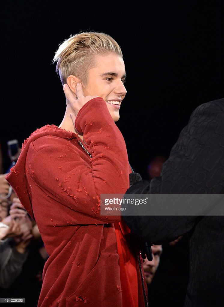 JustinTeamITA's tweet photo. Foto di Justin Bieber sul red carpet degli #MTVEMA! #11

#EMABiggestFansJustinBieber https://t.co/yMogQdk7Em