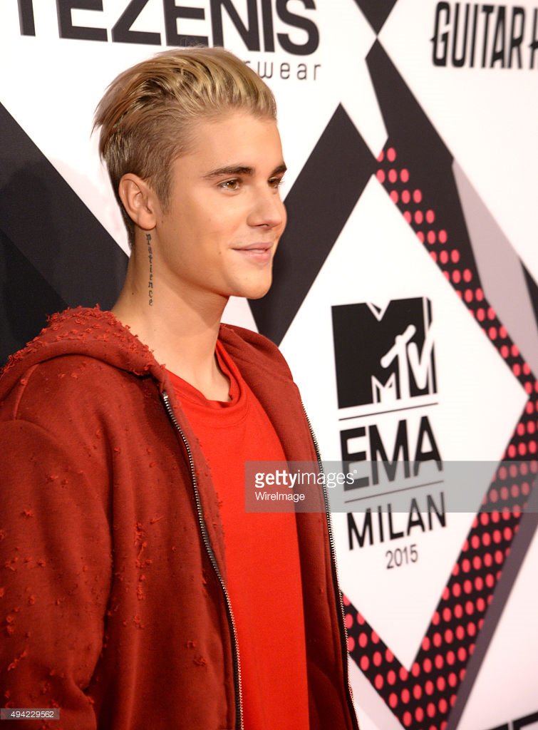 JustinTeamITA's tweet photo. Foto di Justin Bieber sul red carpet degli #MTVEMA! #11

#EMABiggestFansJustinBieber https://t.co/yMogQdk7Em