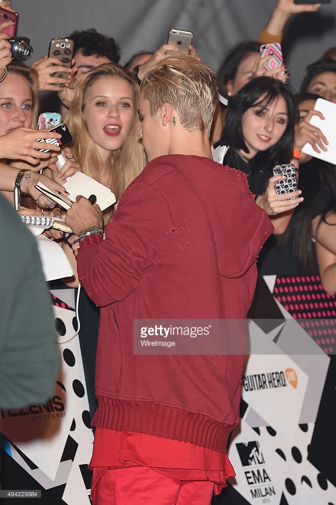 JustinTeamITA's tweet photo. Foto di Justin Bieber sul red carpet degli #MTVEMA! #11

#EMABiggestFansJustinBieber https://t.co/yMogQdk7Em