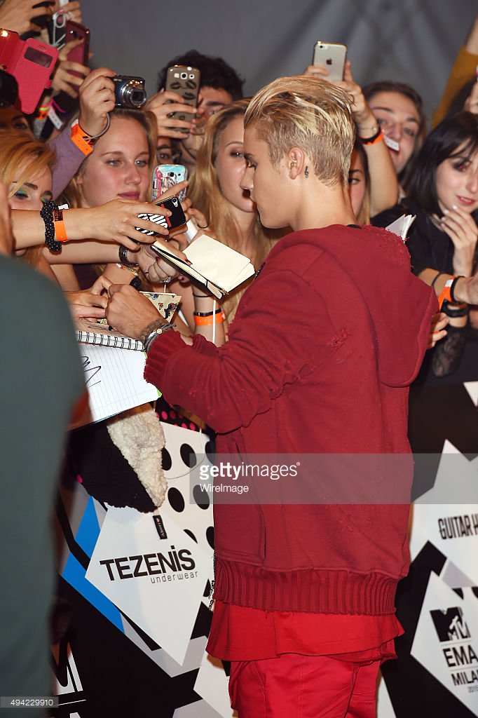 JustinTeamITA's tweet photo. Foto di Justin Bieber sul red carpet degli #MTVEMA! #11

#EMABiggestFansJustinBieber https://t.co/yMogQdk7Em