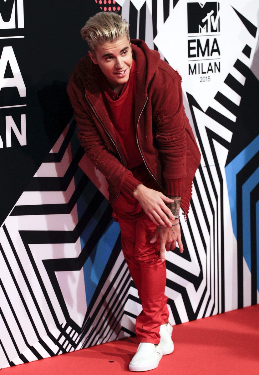 JustinTeamITA's tweet photo. Foto di Justin Bieber sul red carpet degli #MTVEMA! #12

#EMABiggestFansJustinBieber https://t.co/bltn0K3RWo