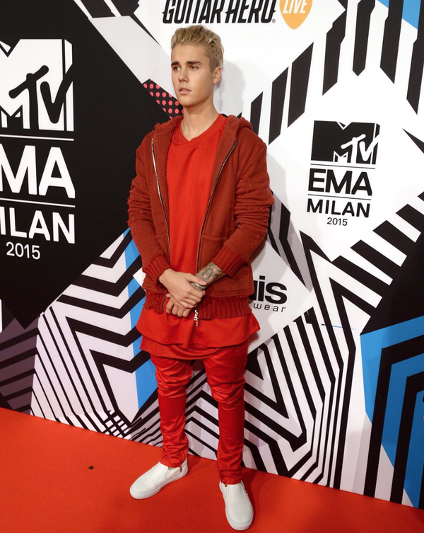 JustinTeamITA's tweet photo. Foto di Justin Bieber sul red carpet degli #MTVEMA! #12

#EMABiggestFansJustinBieber https://t.co/bltn0K3RWo
