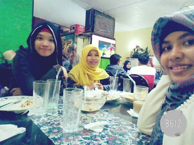 fahryamoetz's tweet photo. Terkadang tanpa ada rencana pun kita bisa makan bersama semoga dilain waktu, sama yang lain pun bisa bersama🙏 https://t.co/6k89CgJA9Q