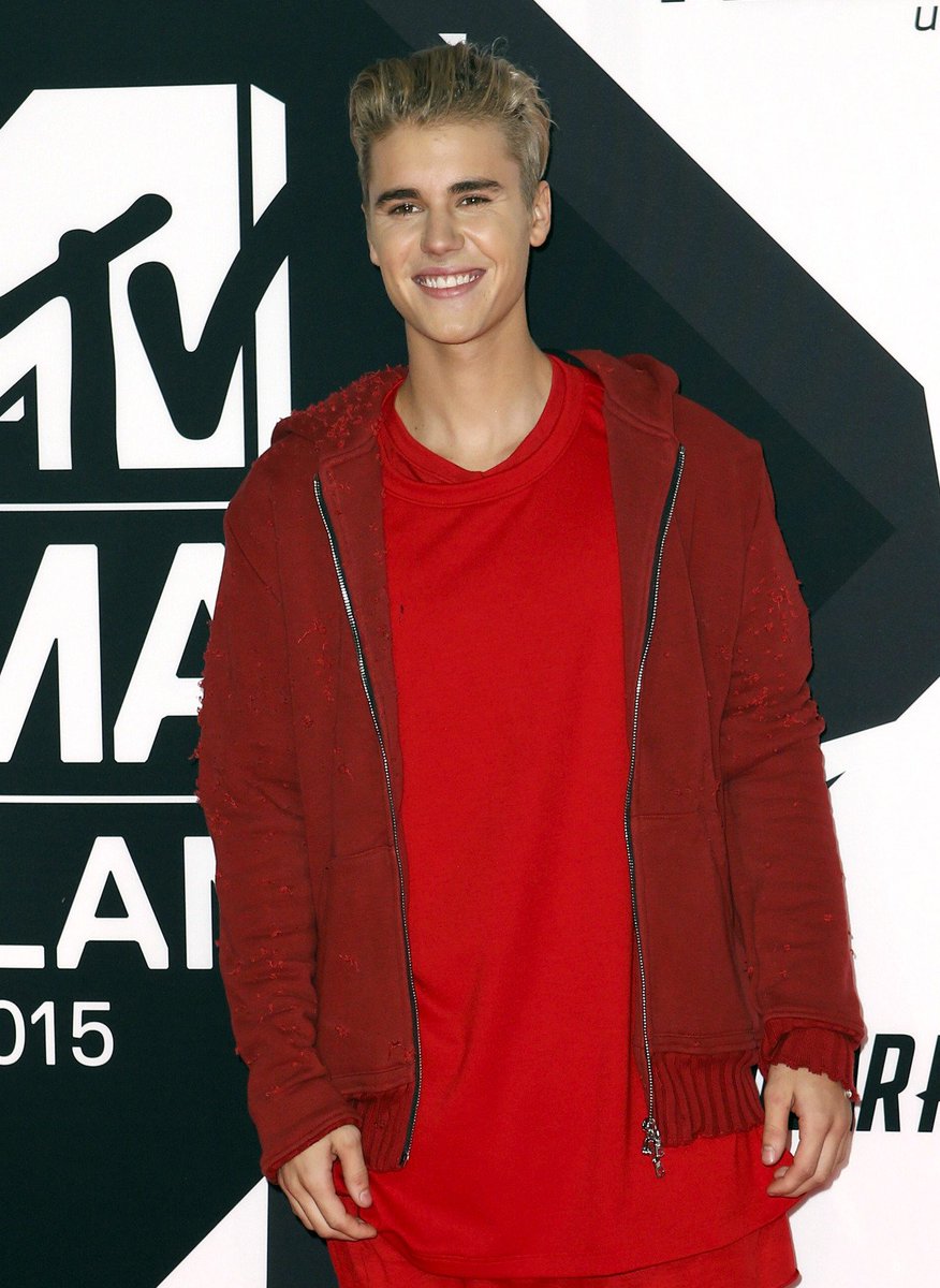 JustinTeamITA's tweet photo. Foto di Justin Bieber sul red carpet degli #MTVEMA! #12

#EMABiggestFansJustinBieber https://t.co/bltn0K3RWo