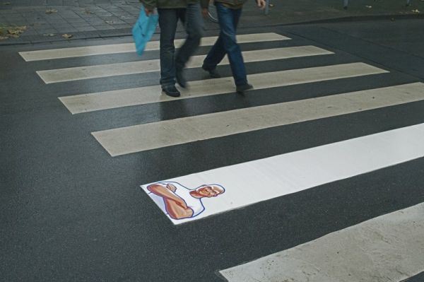 WiseConversion's tweet photo. Algunos de los mejores ejemplos de street marketing. https://t.co/CGCgtr2Q9f https://t.co/SMFtiet5BL
