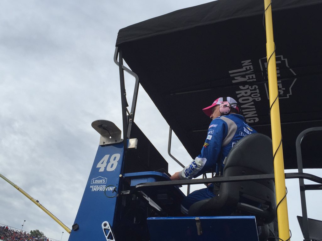 TeamHendrick's tweet photo. Crew chief Chad Knaus to @JimmieJohnson, "Great job, bud. Keep on hustling." 

#lowes48 https://t.co/GeQTUGOWuW