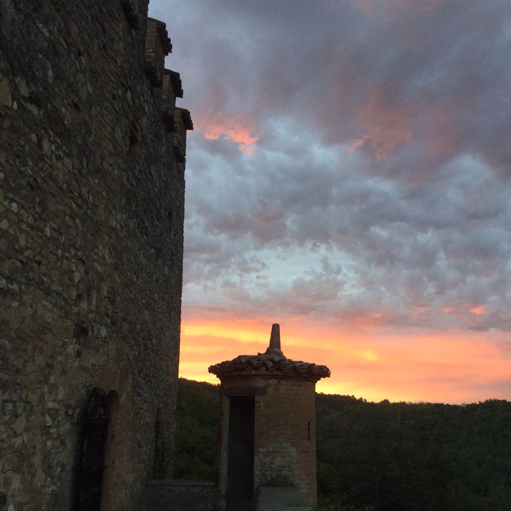 info82062035's tweet photo. Una notte al castello di #ReArtù con cavalieri della tavola rotonda! Percorso notturno+cena https://t.co/4T8P1x8P8O https://t.co/50dzO0DZcO