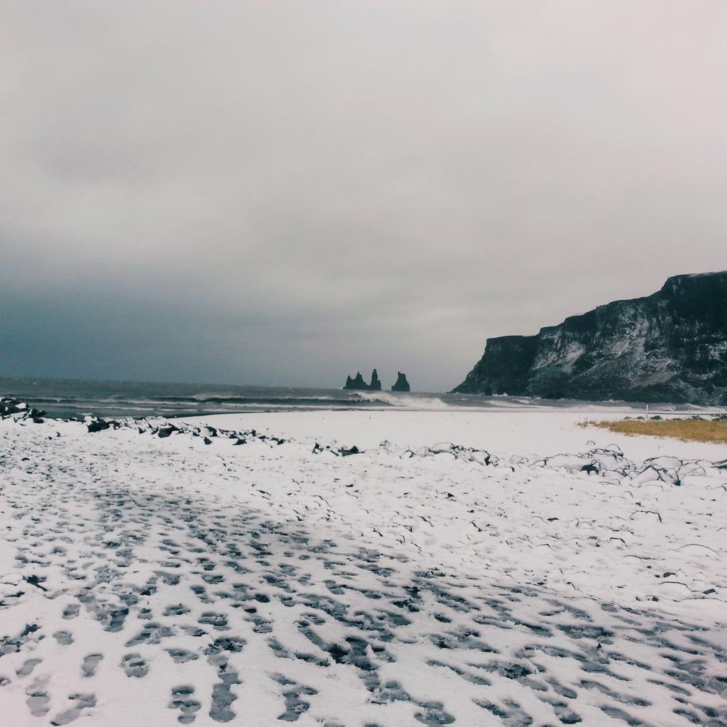 BFS_Geography's tweet photo. Keeping an eye on the surf ( in 70mph winds! ) Incredible sea stacks! #DTWE2015 #niceland #mrben #geographyheaven https://t.co/fN9X5vp39v