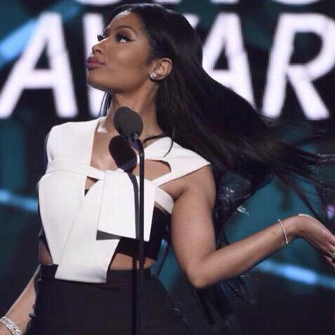 MartaLumera's tweet photo. Nicki Minaj mejor artista hip hop #MTVEMA https://t.co/6JcBJOsc1I