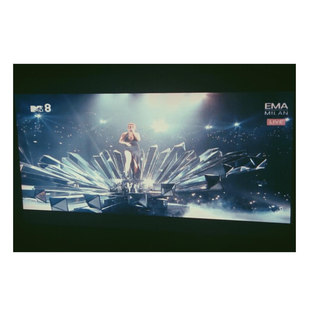 danese97's tweet photo. Ellie Goulding 
Love me like you do 
#MTVEMA #elliegoulding #LoveMeLikeYou 
@elliegoulding https://t.co/Fn1W9hZZwt