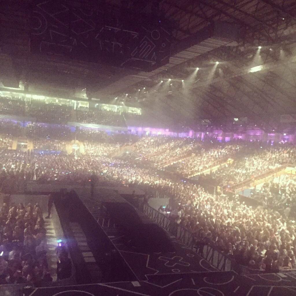 WorldNotes1D's tweet photo. El Arena esperando a los chicos -WN 
#EMABiggestFans1D https://t.co/WZJTviBMZ2
