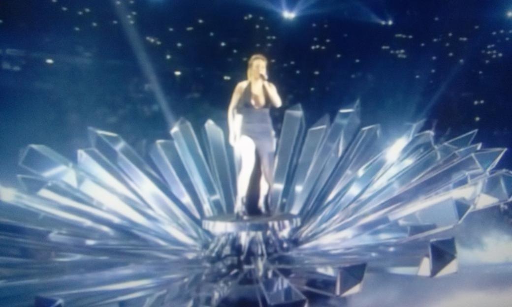 MaysonAlbuquerq's tweet photo. Só sendo uma artista muito foda mesmo pra cantar bem assim e manter o equilíbrio. #MTVEMA #EMAMilan2015 https://t.co/umvUfbca2D