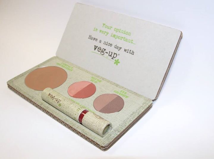 VegUp ha dedicato una trousse alle blogger. Hai molti follower? Ti occupi di MakeUp naturale? Inviaci una mail.