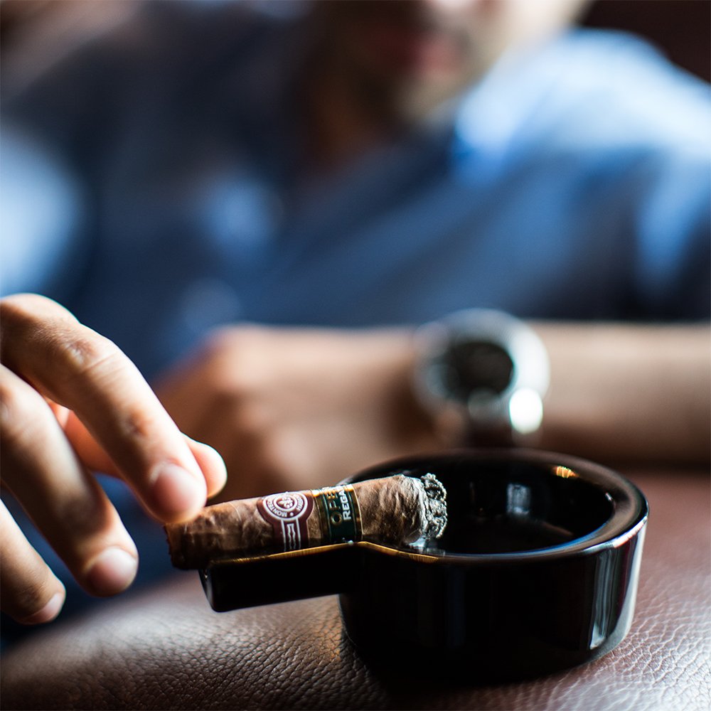 AmarisLounge's tweet photo. @AmarisLounge es un espacio dedicado a los buenos momentos en donde se puede fumar un buen puro o habano. https://t.co/3PXDEJ5XdR