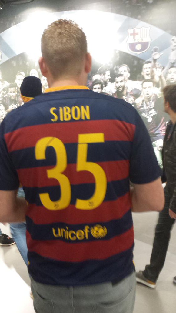 atzesch35's tweet photo. @Jerry035  Geen Kuyt, geen van Persie bij Barcelona maar een verrassende naam. #35 https://t.co/j4rpMiTUXA